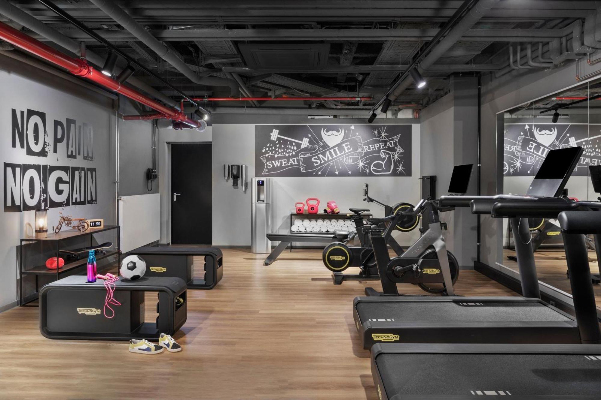 Moxy Duesseldorf City Екстер'єр фото