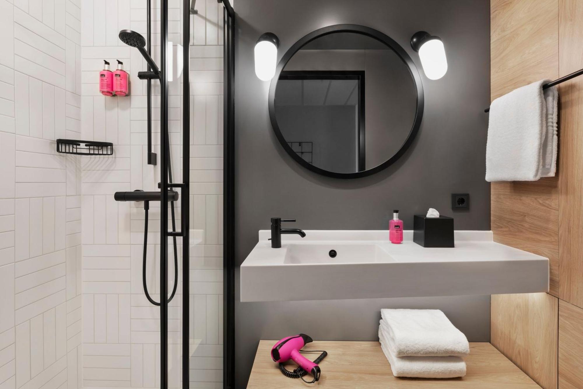 Moxy Duesseldorf City Екстер'єр фото