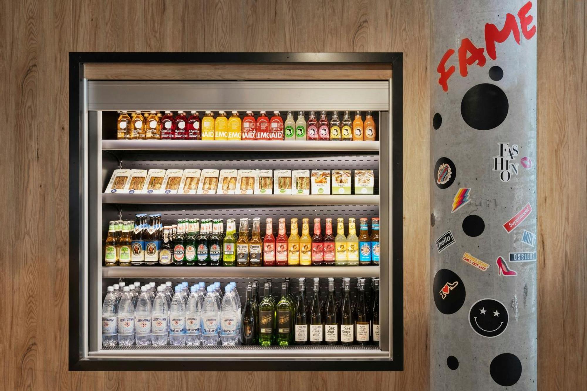 Moxy Duesseldorf City Екстер'єр фото