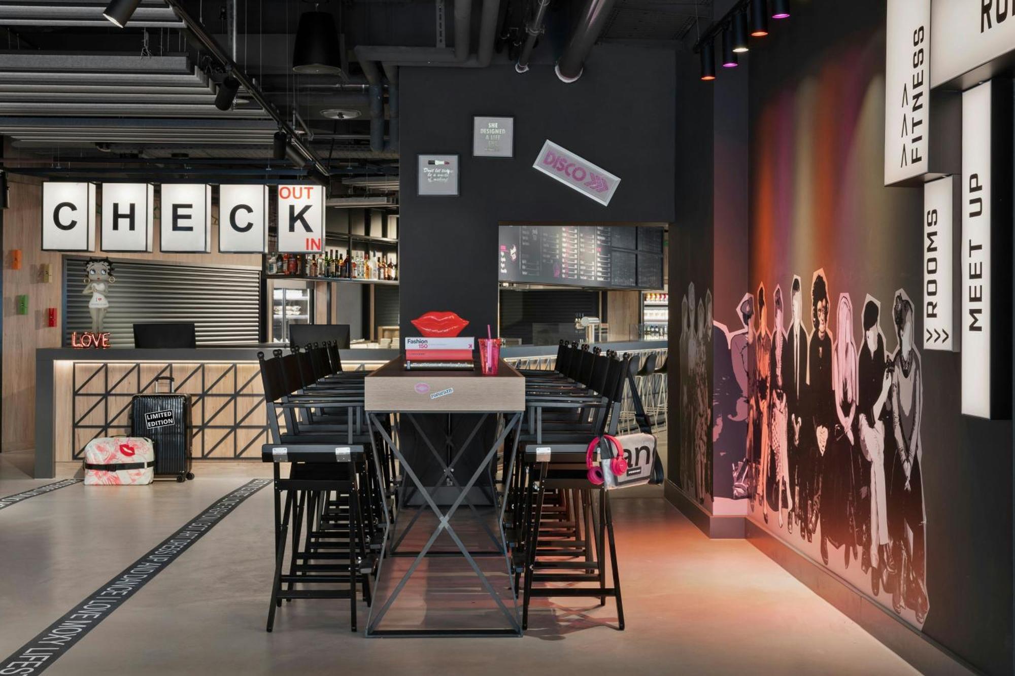 Moxy Duesseldorf City Екстер'єр фото